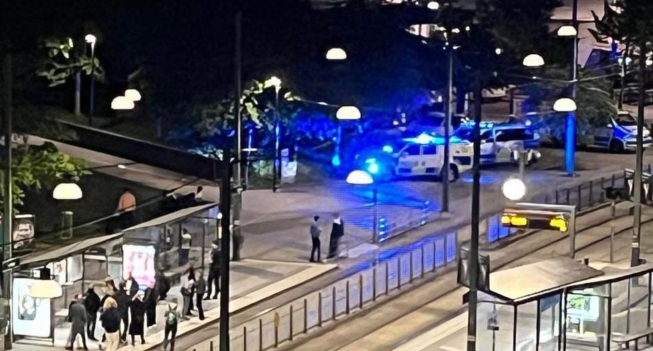 Poliser på mordplatsen på Lumatorget i Hammarby Sjöstad