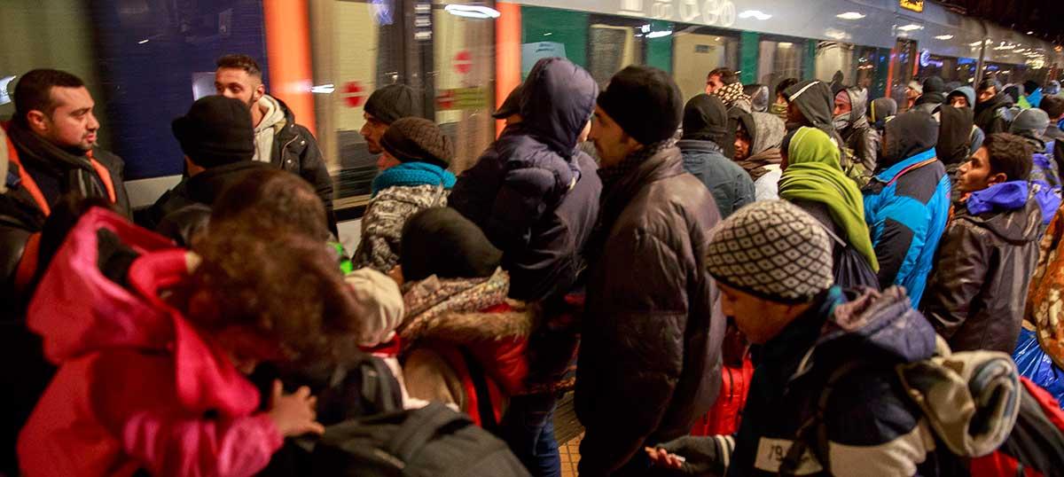 Flyktingar i Danmark kliver på tåget mot Sverige. Bilden tagen tidigare i höst.