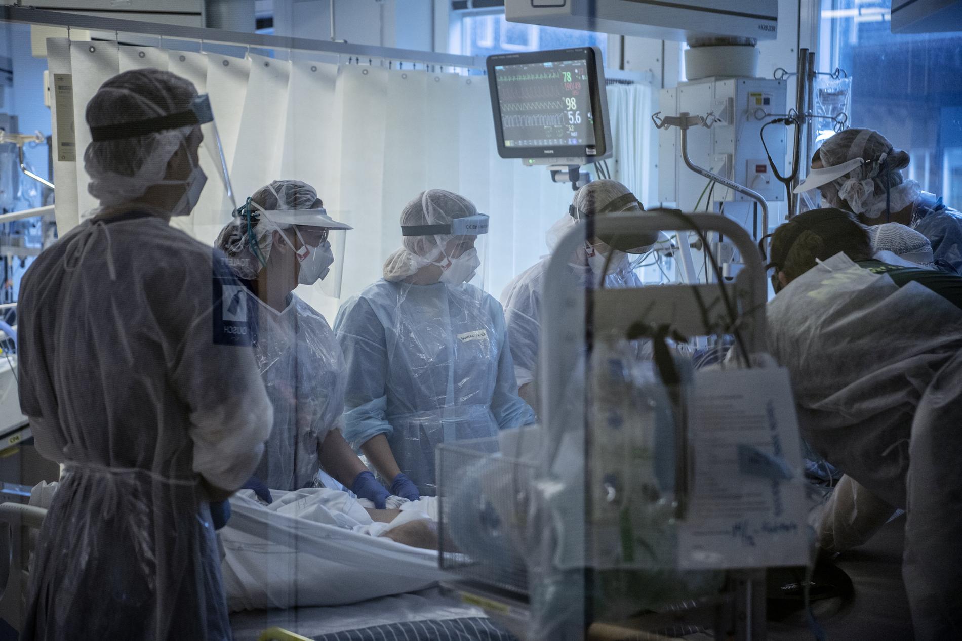 Vårdpersonal på iva vid Östra sjukhuset i Göteborg vårdar en coronapatient.