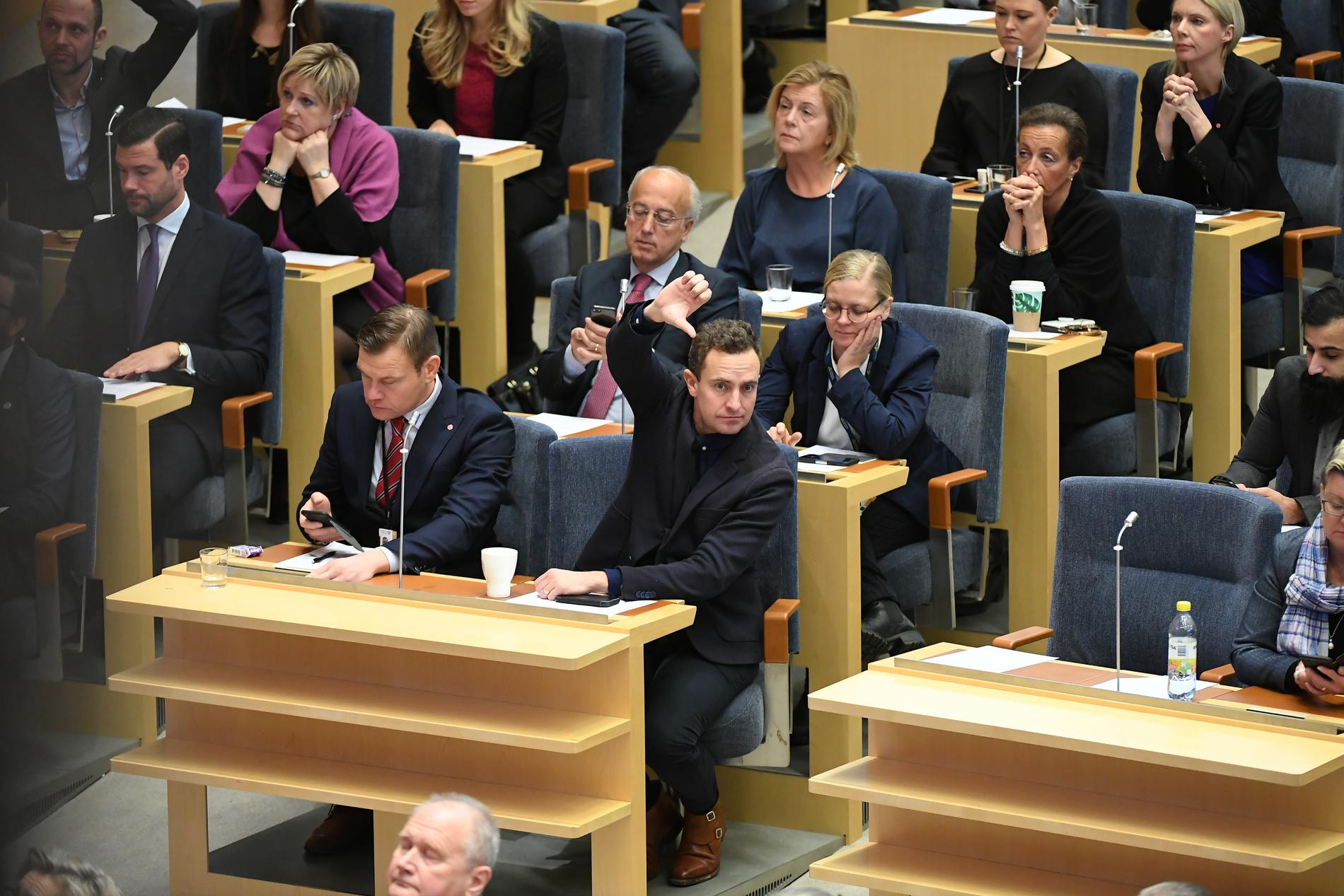 Tomas Tobe under statsministeromröstningen i Riksdagen.