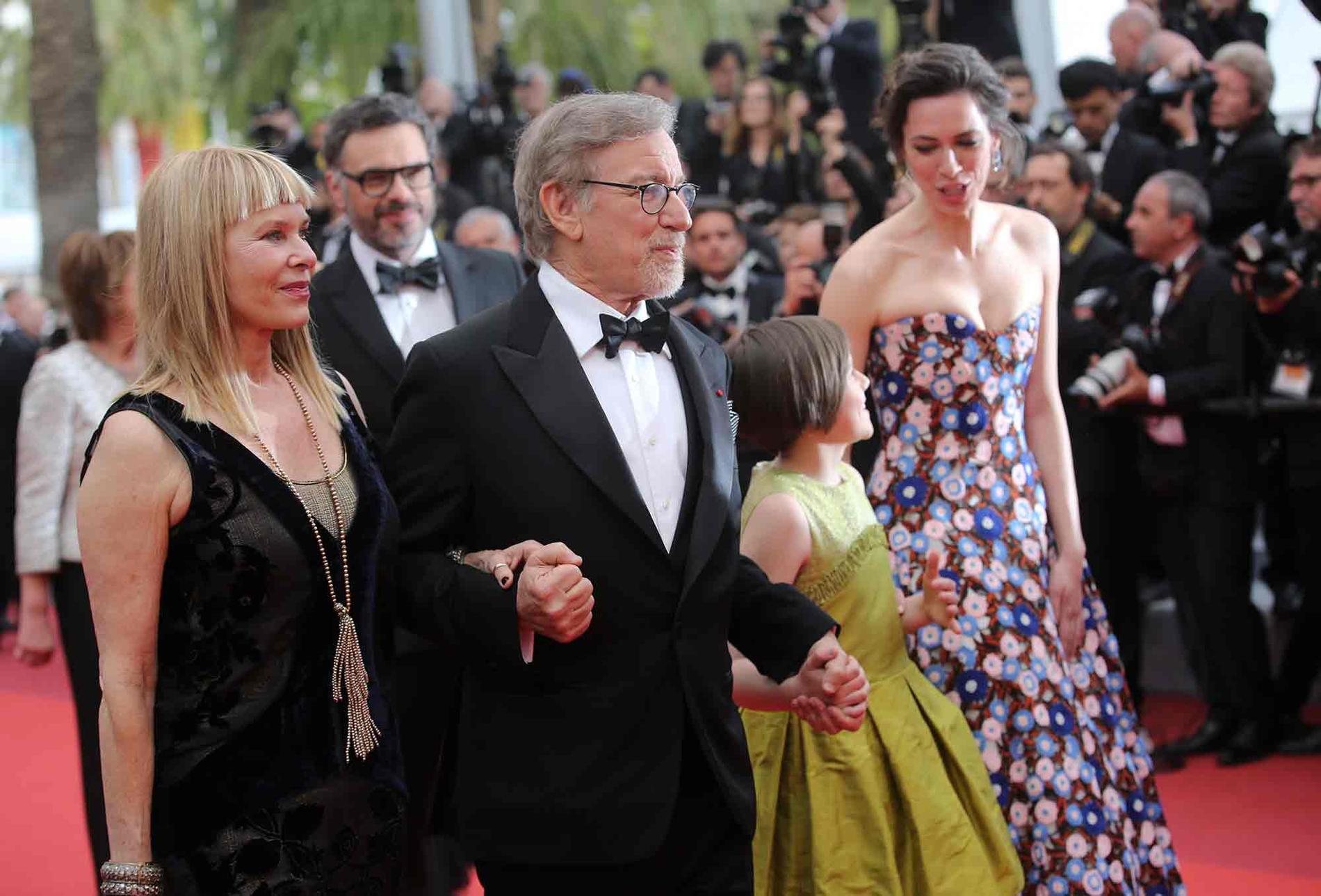 Steven Spielberg med hustrun Kate Capshaw (till vänster) och skådespelarna Ruby Barnhill och Rebecca Hall.
