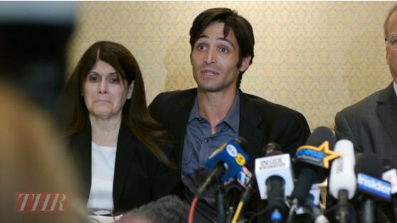 Bonnie Mound och sonen Michael Egan under presskonferensen.