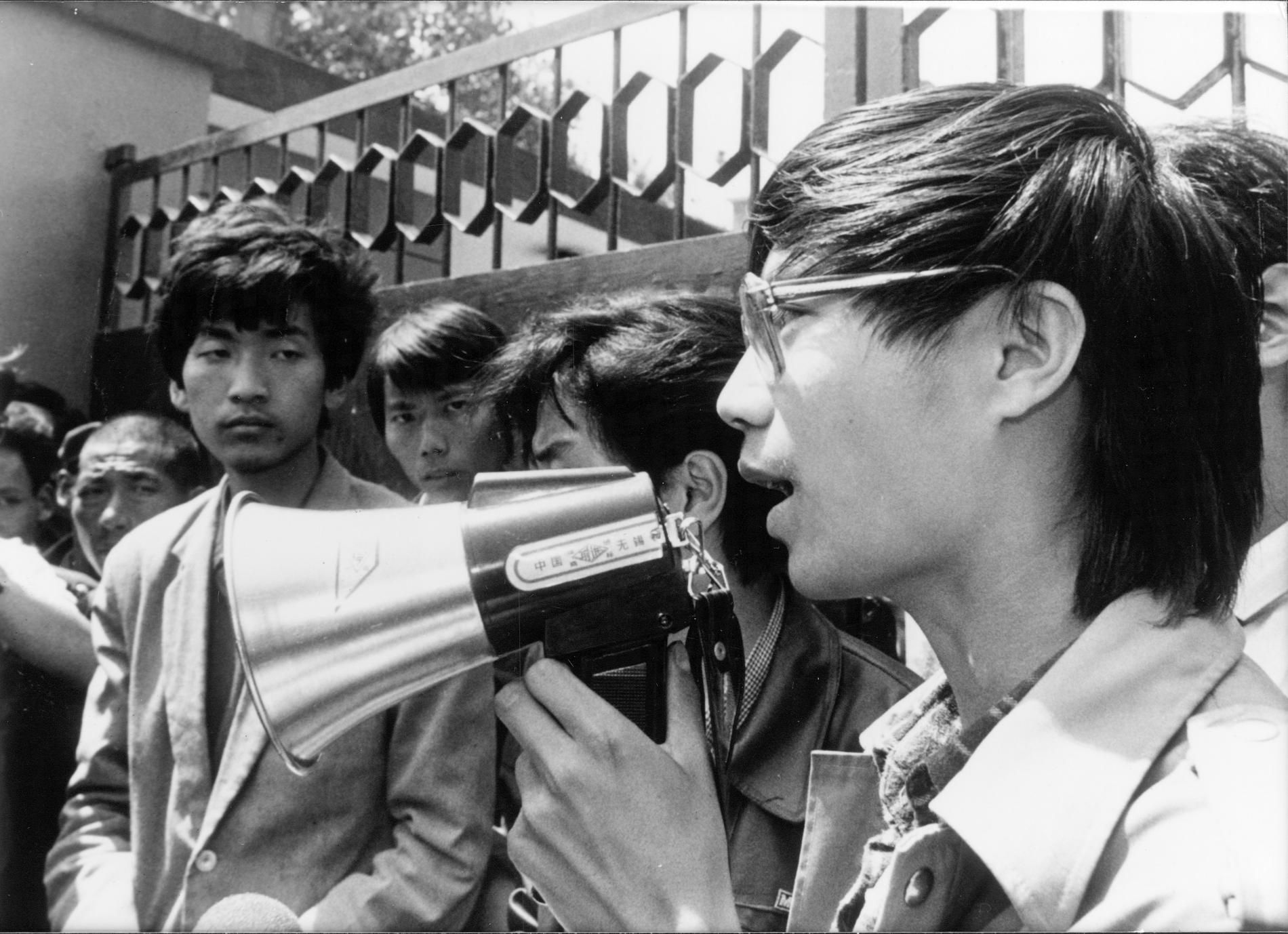 1989. Wang Dan, en av studenternas ledare talar till demonstranterna på Himmelska fridens torg.