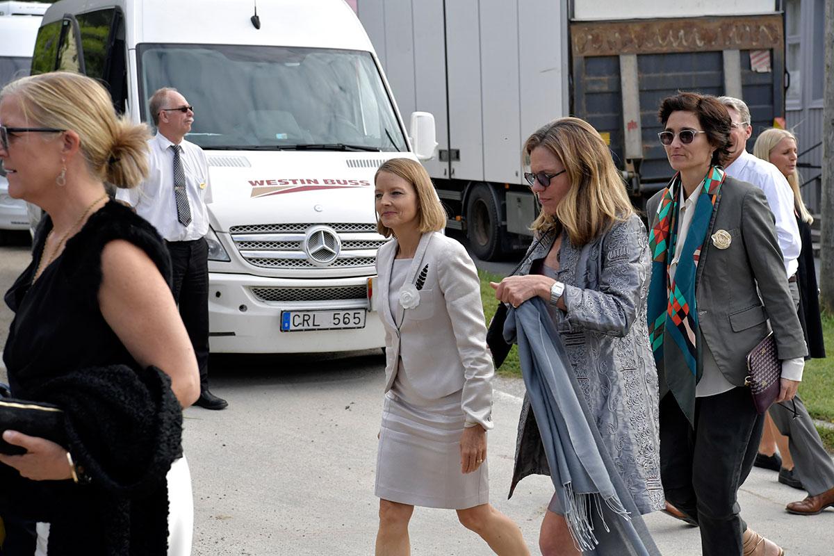 Jodie Foster anländer tillsammans med sin fru, skådespelerskan Alexandra Hedison.