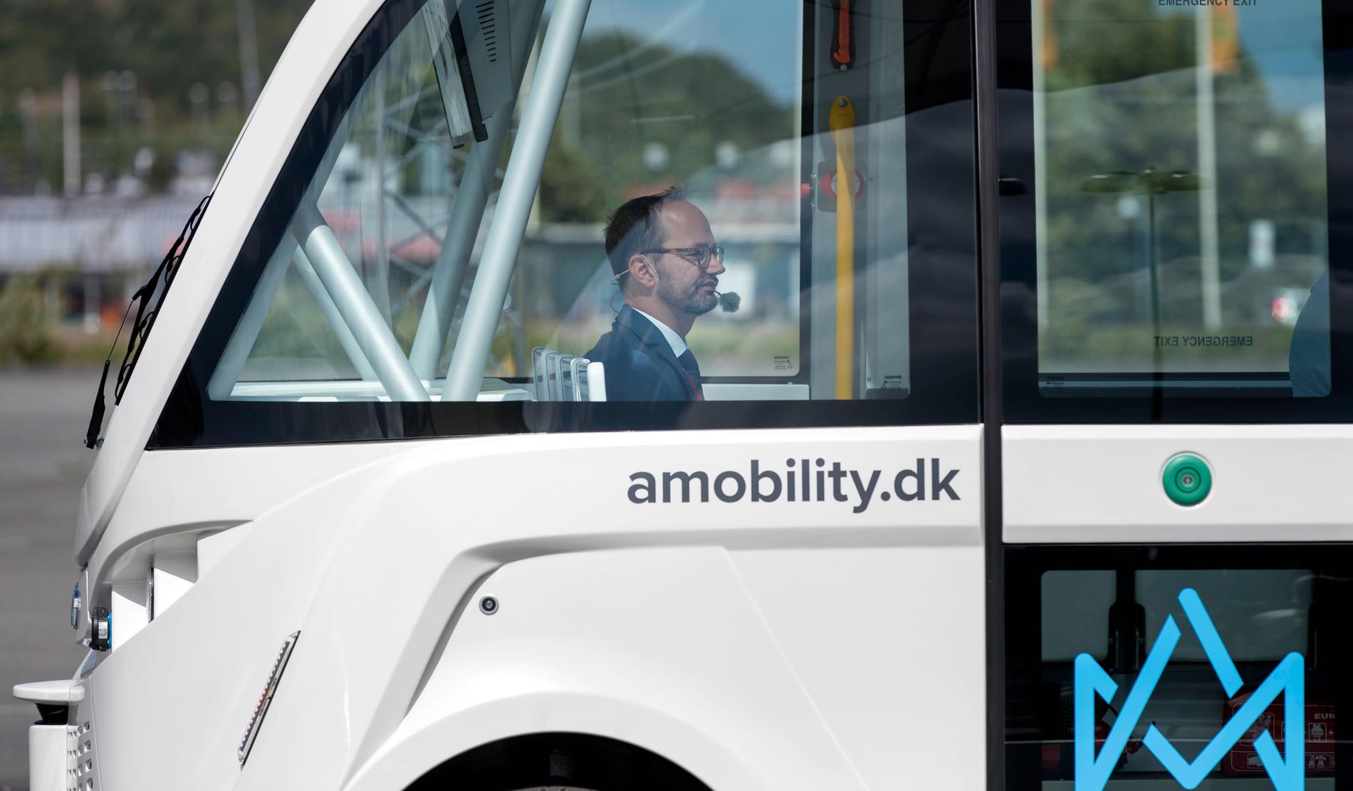 Infrastrukturminister Tomas Eneroth (S) åker självkörande minibuss under en demonstration av självkörande fordon i Frihamnen i Göteborg.