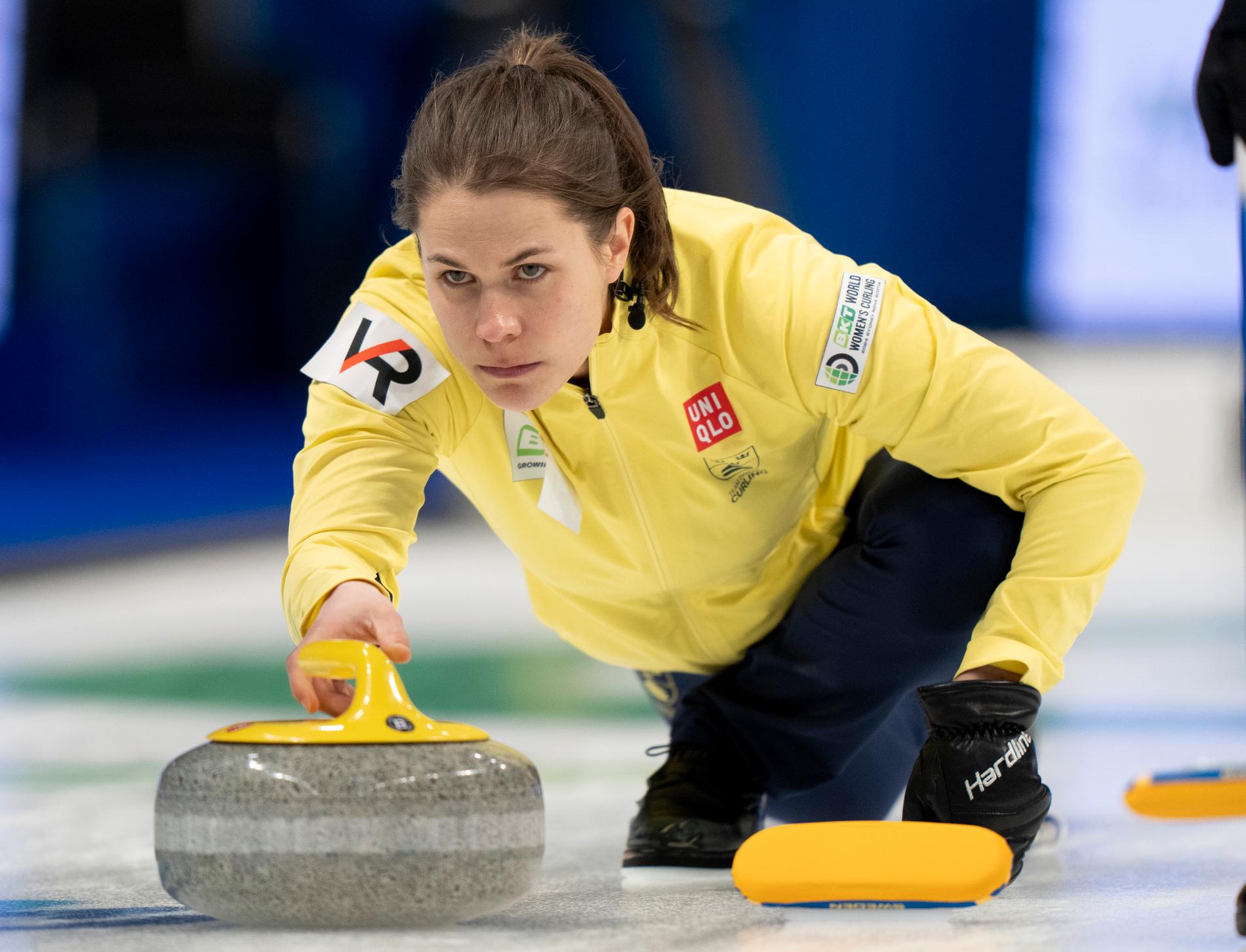 Sverige med skippern Anna Hasselborg får möta Sydkorea i slutspelet i curling-VM i Kanada. Vinner de den matchen väntar Kanada i semifinal.