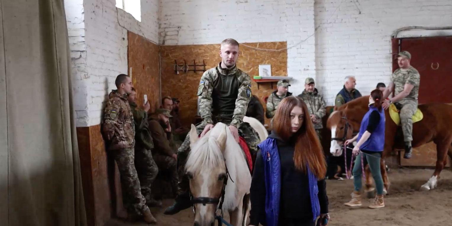 Soldater i behov av terapi får hjälp av personalen och hästarna i ideella föreningen ”Spirit”. 