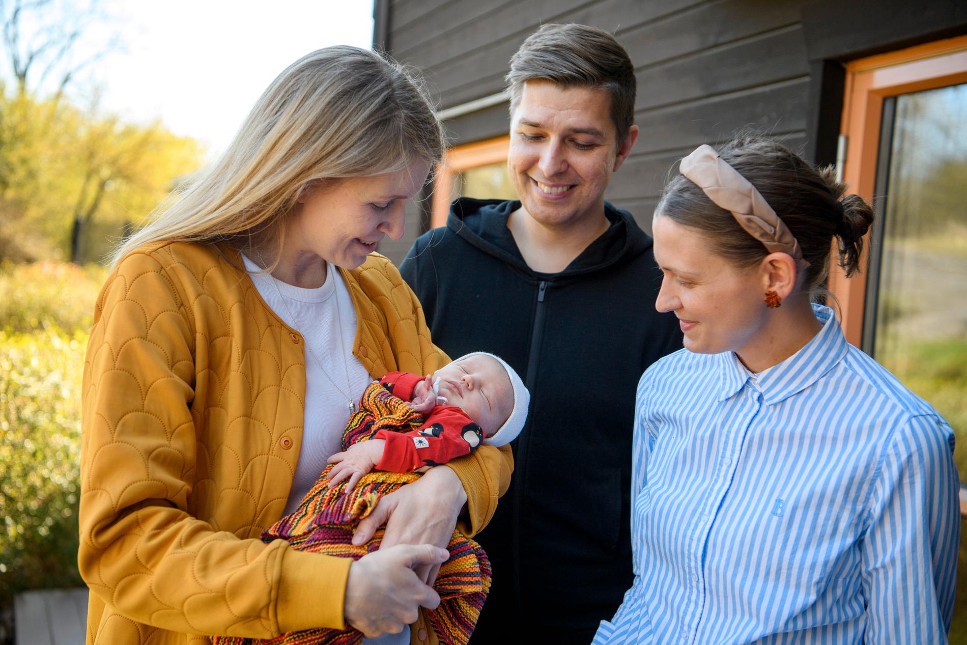 "Även om jag såklart saknade Emil hade jag bra stöd på plats", säger Viktoria Asp (vänster) som tog med sig svägerskan Joanna Nordin (höger) på förlossningen. Pappa Emil Stenström i mitten.
