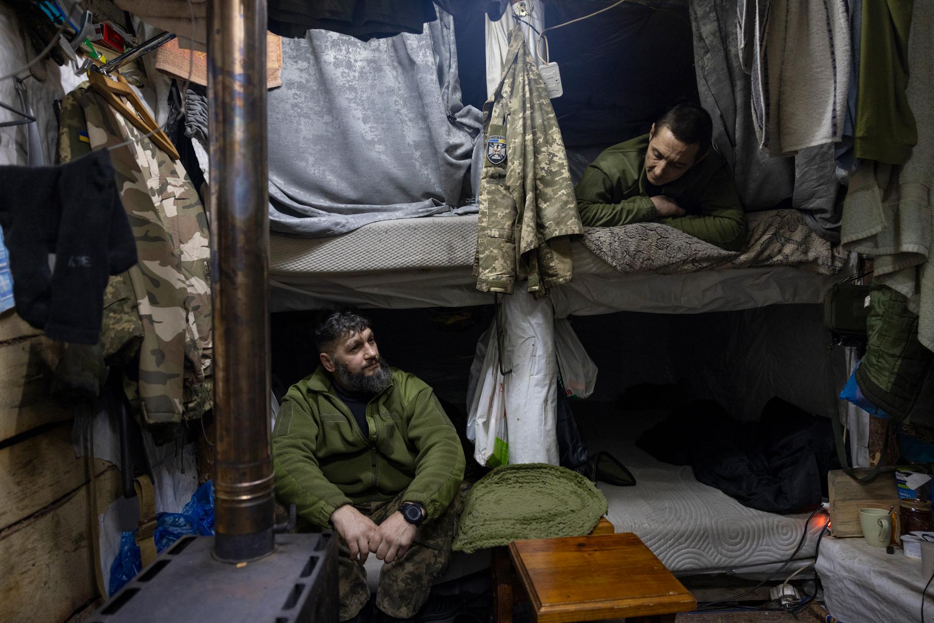 I kommandocentralen under jord har soldaterna sina sovplatser. 