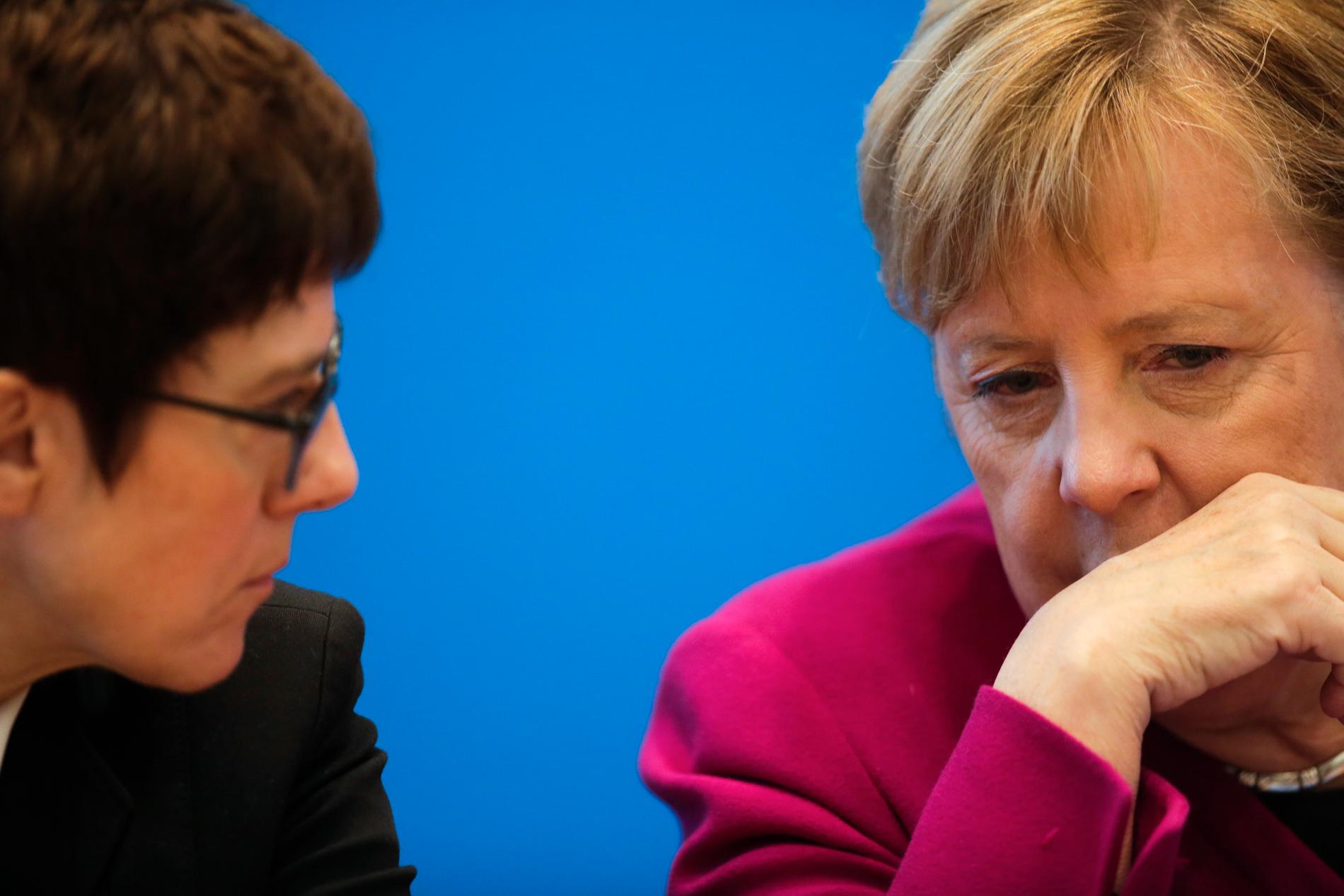 Annegret Kramp-Karrenbauer, partiledare för Kristdemokraterna, tillsammans med förbundskansler Angela Merkel.