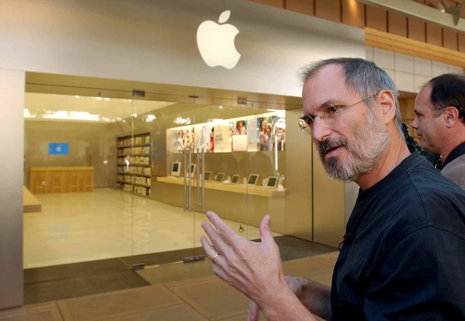 Invigning Steve Jobs vid öppningen av den allra första Mac mini store i Palo Alto, Kalifornien.