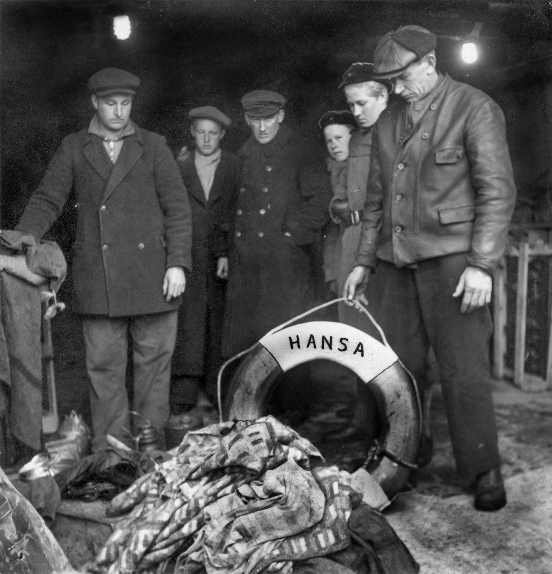 Rester av passagerarfärjan S/S Hansa bestående av en livboj, filtar och klädespersedlar visas upp i Visby hamn 24:e eller 25:e november 1944. Arkivbild.