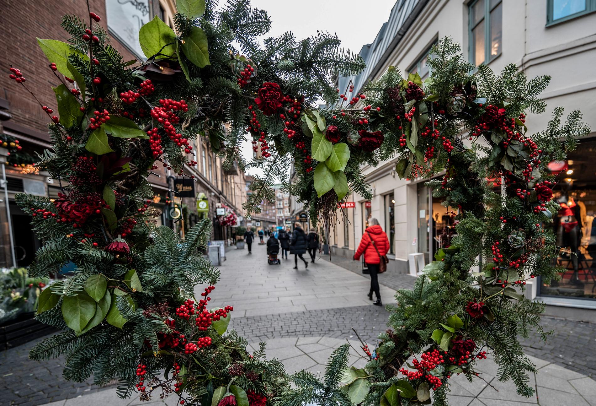 Juldekorationer i Helsingborg i början av december.  Nu träder nya råden över julhelgerna i kraft. 
