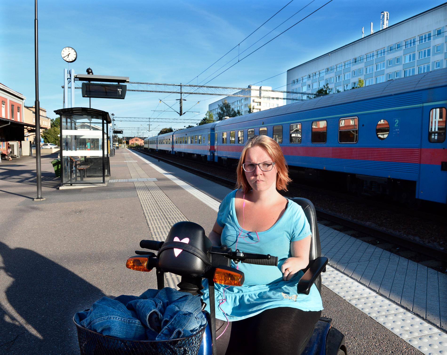 Trots att hon åkt tåg i tio år med sin elrullstol – nu nobbas Elin Nemis av SJ.