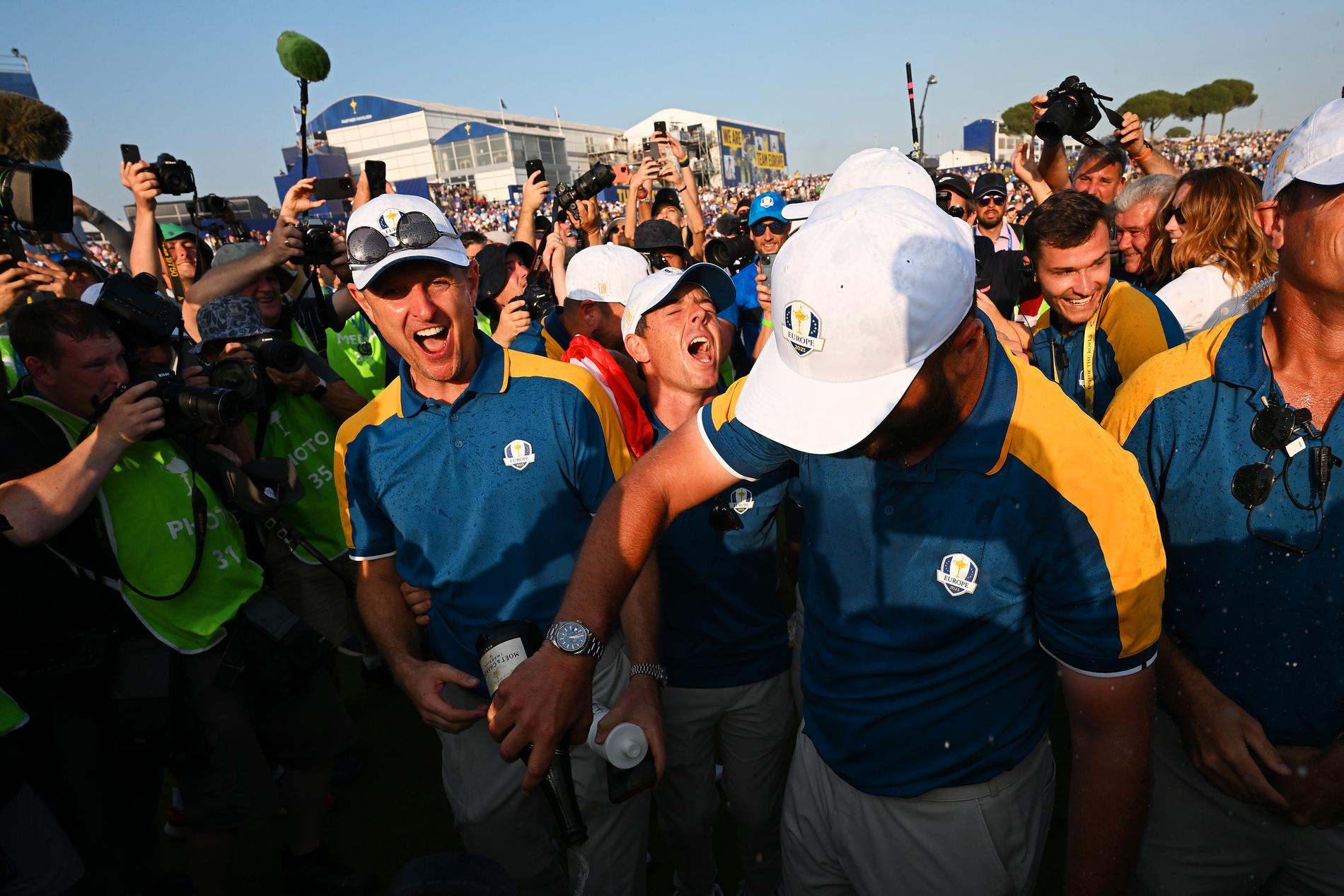 Rory McIlroy och resten av Europalaget jublar efter segern i Ryder Cup.
