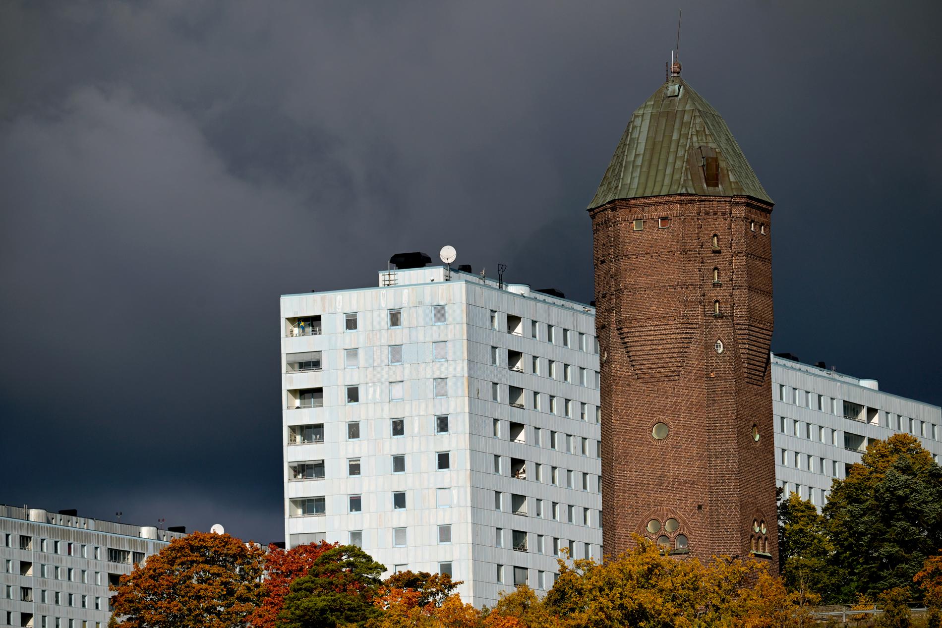 Vattentornet i Hagalund med höghusområdet Blåkulla. Arkivbild.