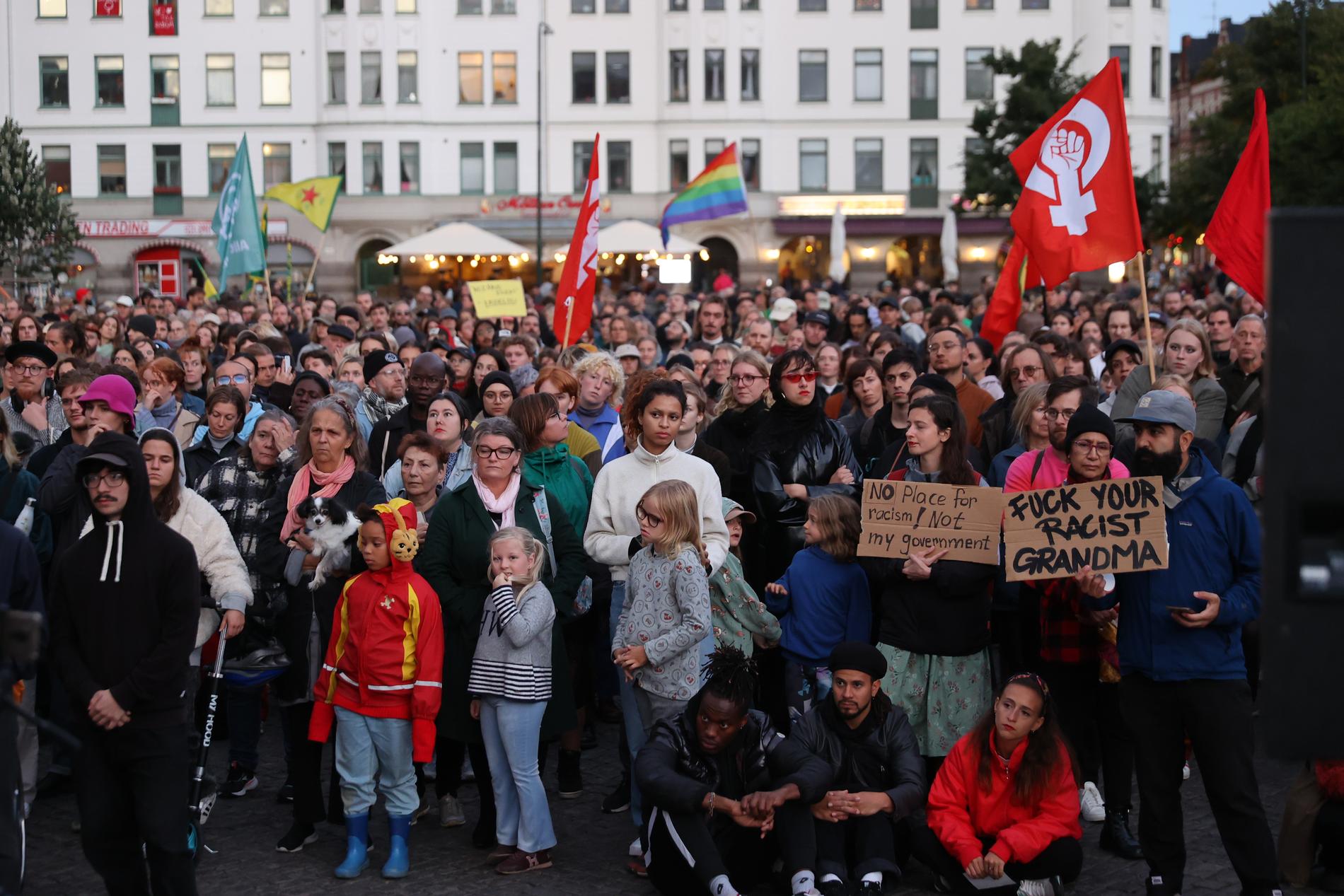 Besvikna malmöbor samlades på Möllevångstorget för en manifestation mot rasism.