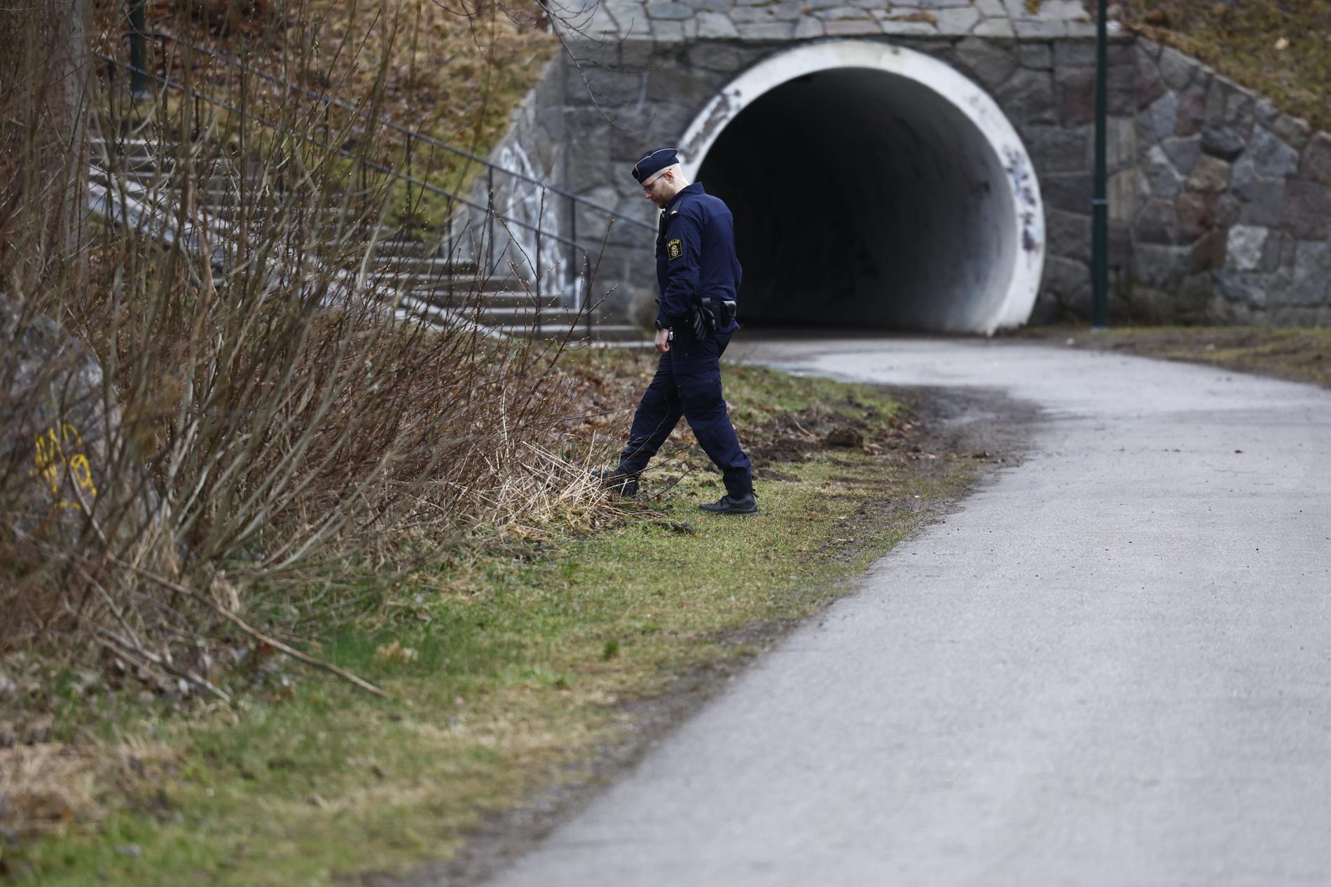 Polisen på plats vid gångtunneln i Rågsved efter att en 21-årig man mördats där under torsdagsnatten.