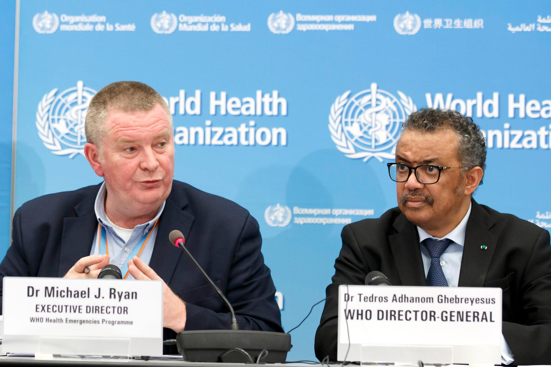 Michael Ryan, chef för WHO:s katastrofprogram, (till vänster) och WHO-chefen Tedros Adhanom Ghebreyesus. Arkivbild.
