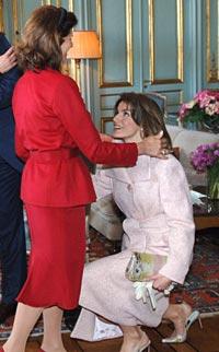 väluppfostrad Kronprinsessan Letizia, 32, hälsar på drottning Silvia som hon är van vid att hälsa på svärmor, Spaniens drottning Sofia: med en djup hovnigning.
