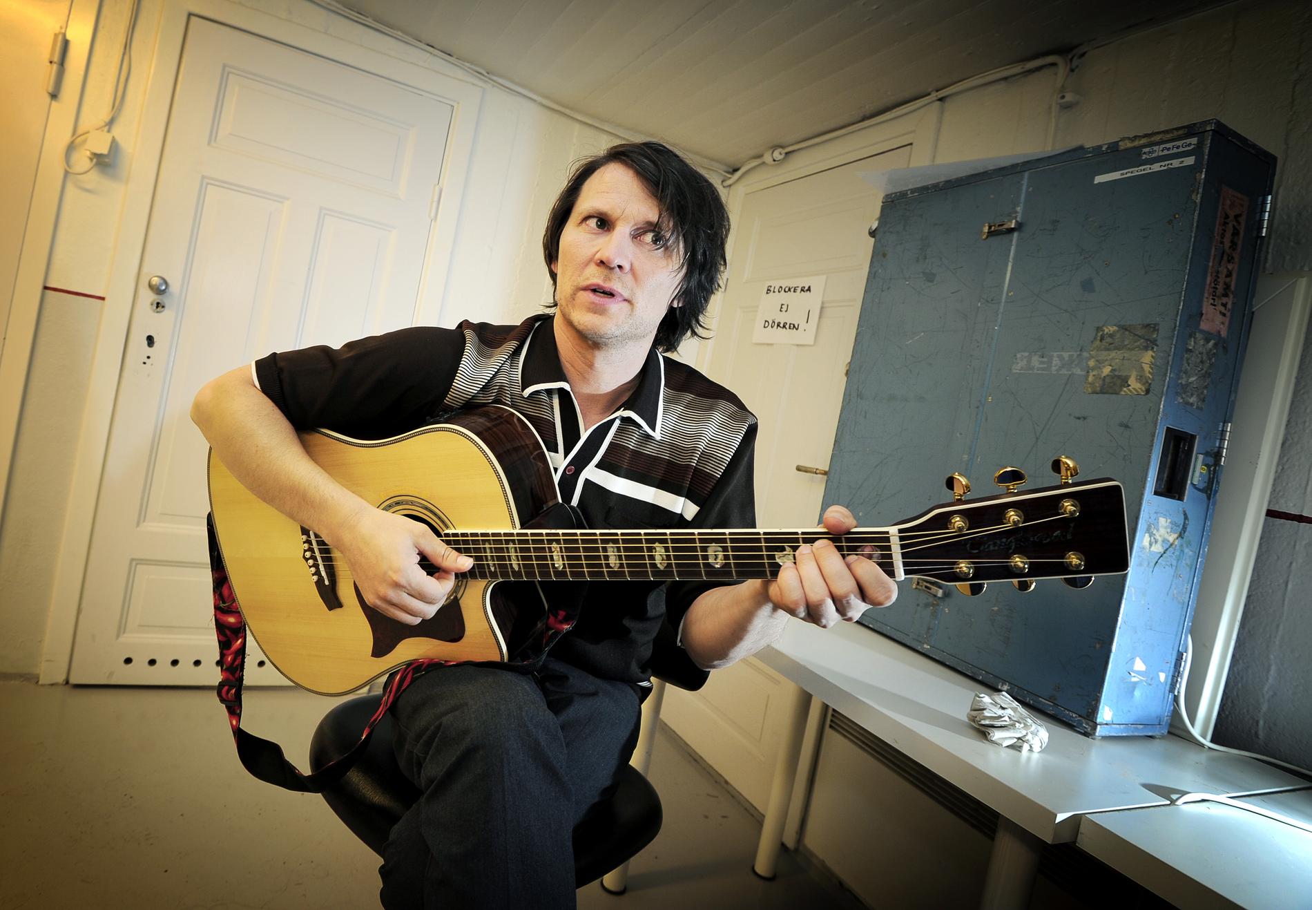 Jakob Hellman när han medverkade i ”Allsång på Skansen” 2010. Nu är han aktuell med en nya spelningar i samband med att hans debutalbum firar 30-årsjubileum.