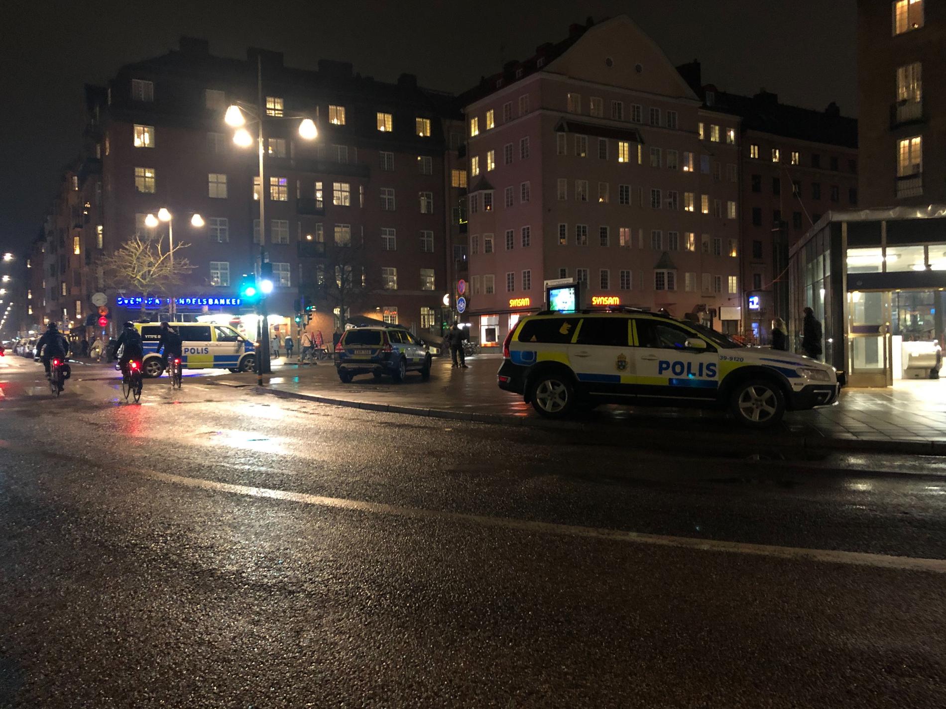 Gärningsmannajakten ledde till Sankt Eriksplans tunnelbana där flera män brottades ner.