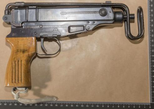 50-åringens kumpan ägde bland annat en tjeckisk kulsprutepistol...