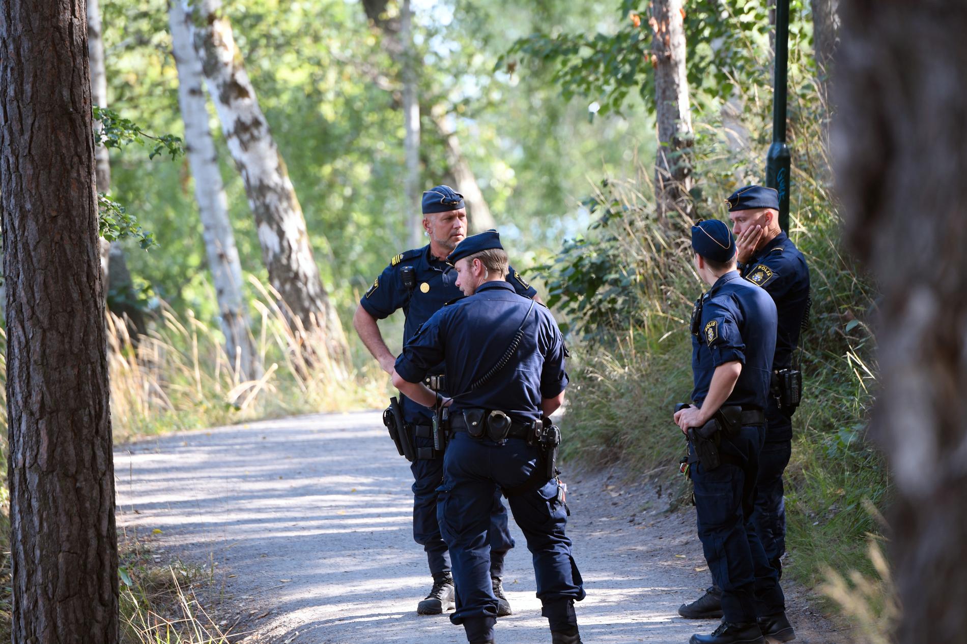 En död man har hittats i vattnet vid Mälarhöjdsbadet i Bredäng under morgonen