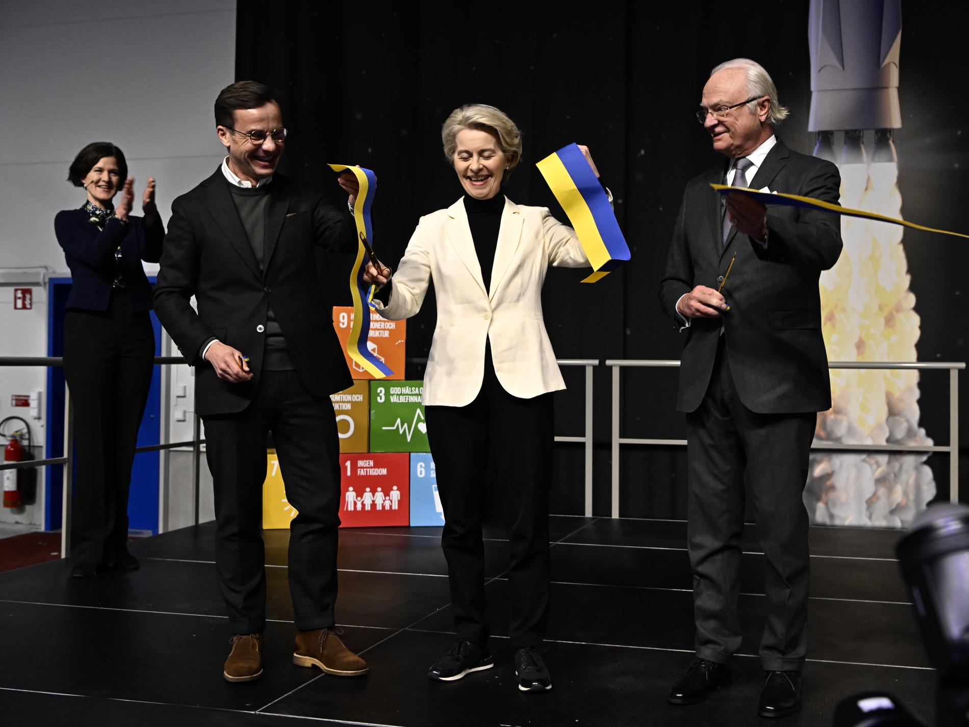 EU-kommissionens ordförande Ursula von der Leyen, statsminister Ulf Kristersson (M) och Kung Carl Gustaf vid invigningen av Esranges nya ramp för satellituppskjutning, Spaceport Esrange utanför Kiruna.