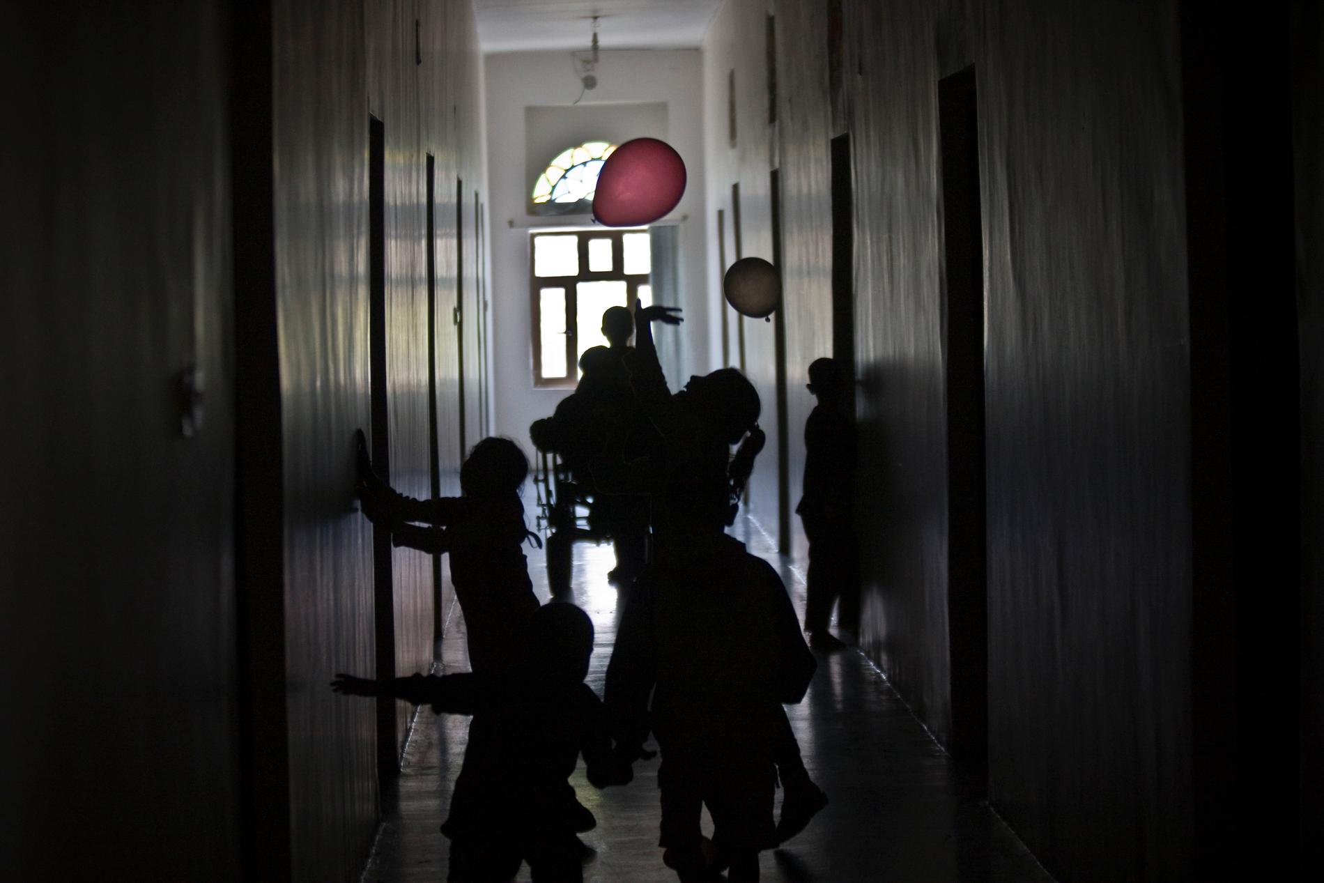 Barn i en skolkorridor i Jemen. Arkivbild.