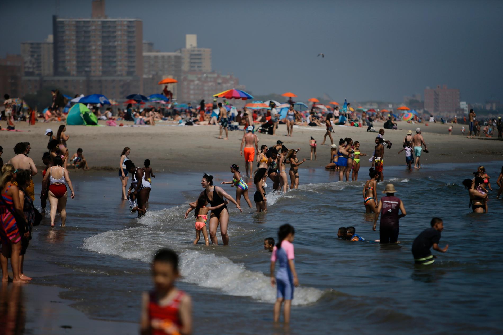 USA laddar upp för en helg med extrem värmebölja. Folk vid stranden på Coney Island, i södra Brooklyn i New York.