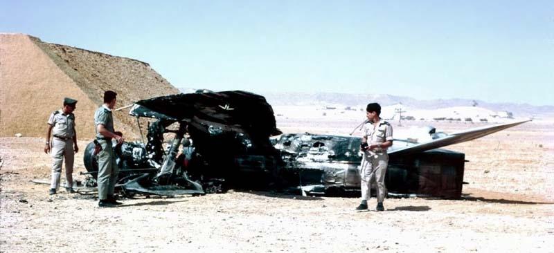Israeliska soldater vid ett nedskjutet ­arabiskt stridsflygplan i juni 1967.