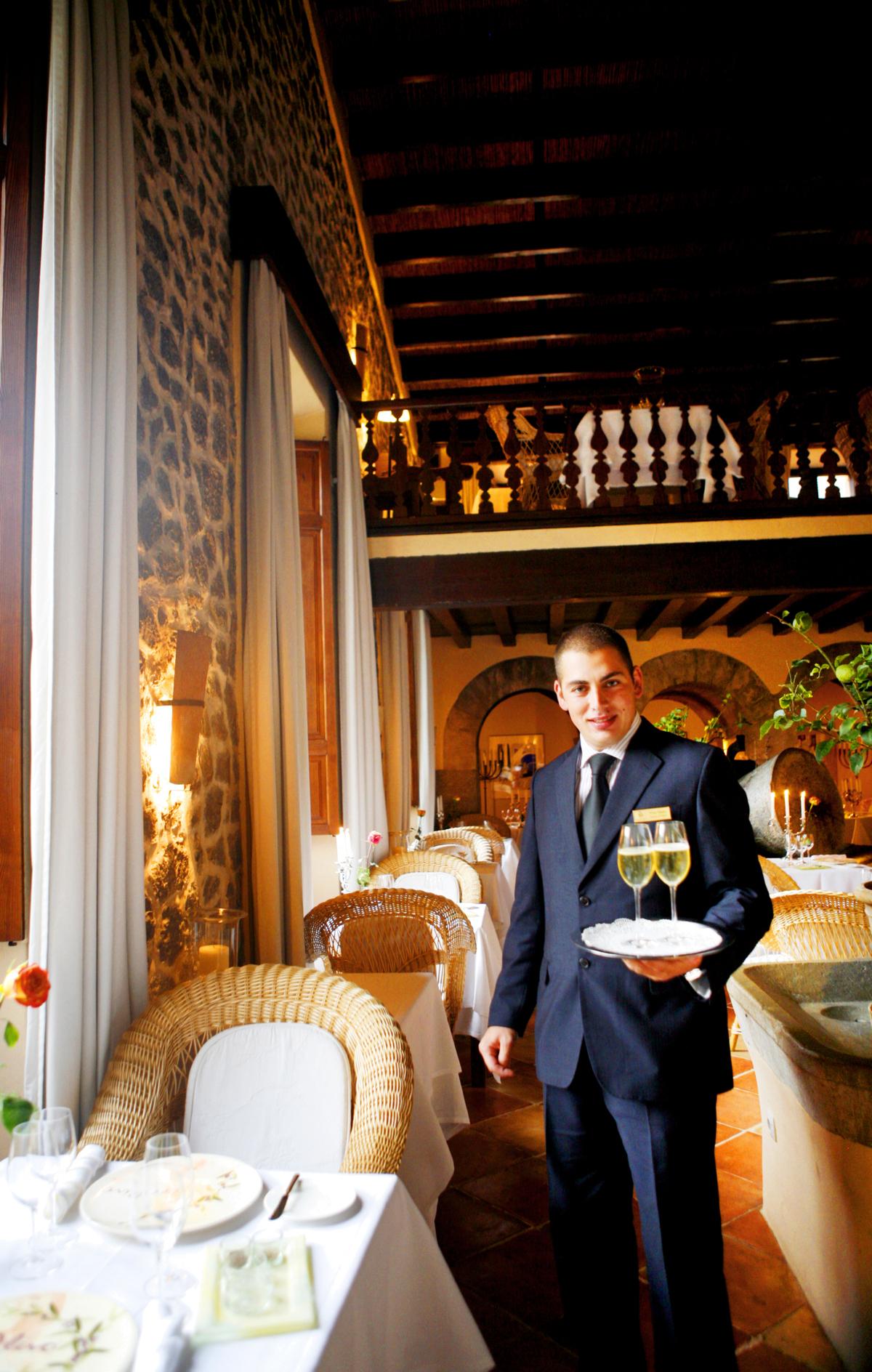 Hovmästaren Vito Vasto på lyxkrogen El Olivo har serverat Paris Hilton och tycker Deià är klockrent för turister som vill chilla.