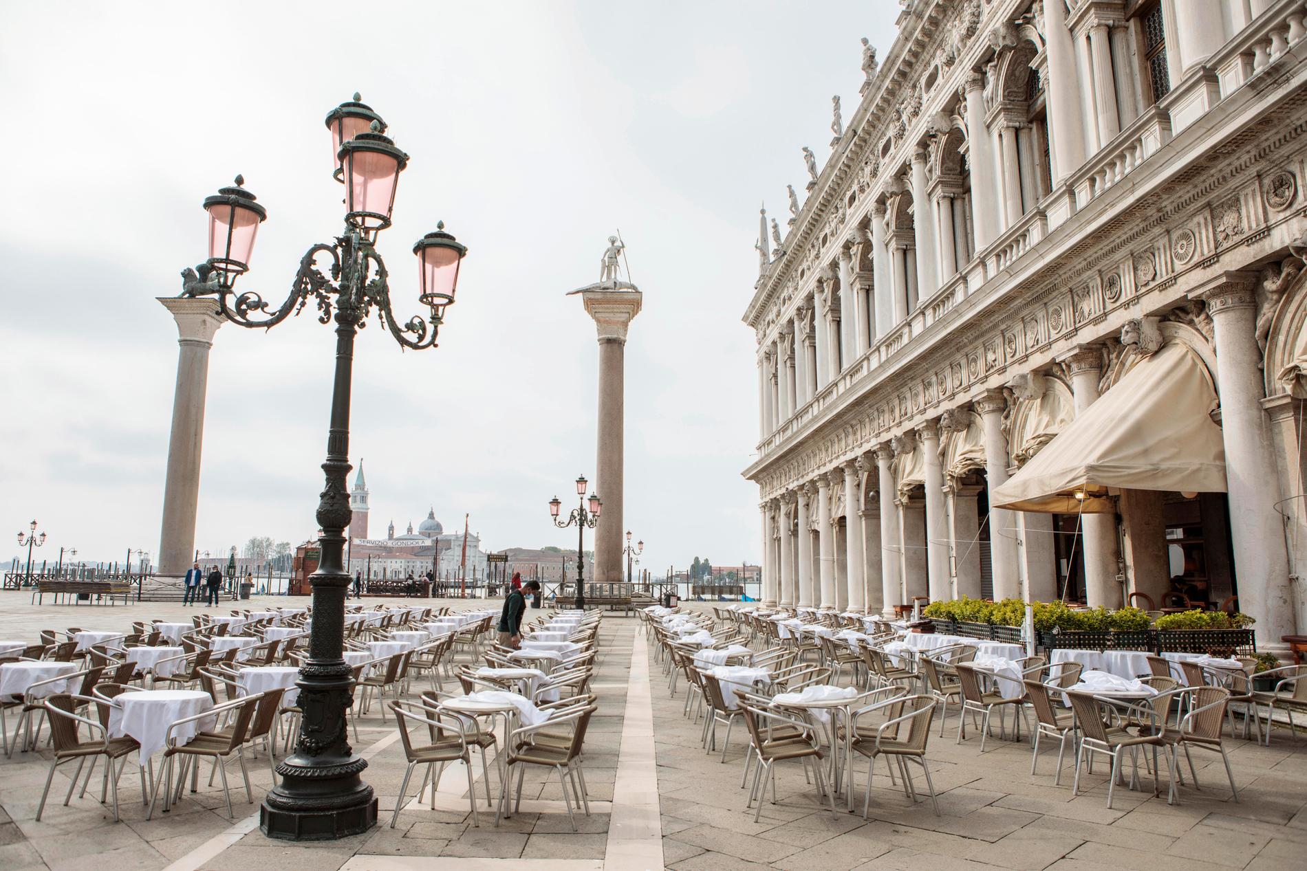 Restaurangpersonal förbereder en uteservering i Venedig i början av maj.