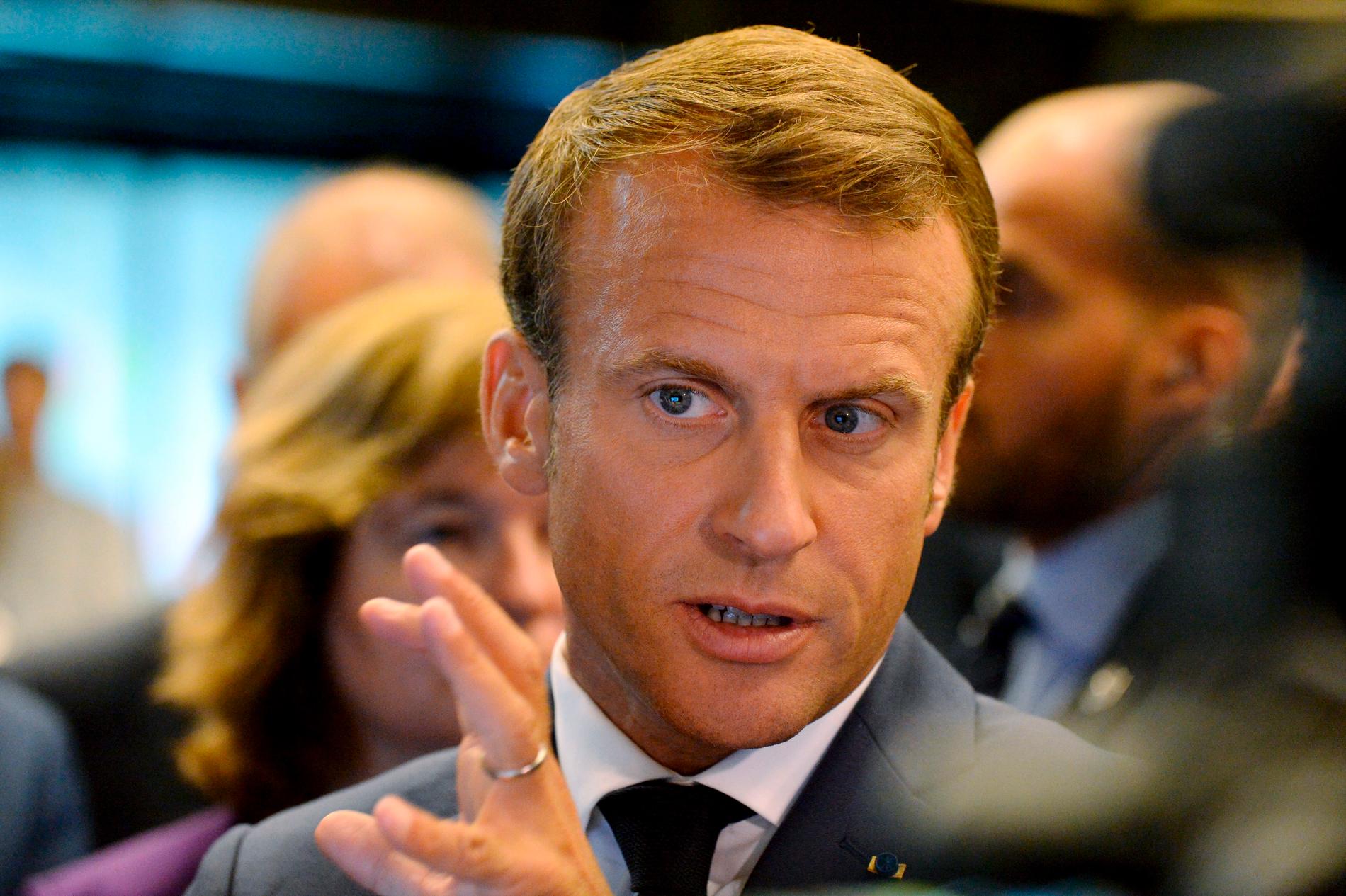 Frankrikes president Emmanuel Macron reagerar på att Jimmie Åkesson inte vill välja mellan honom eller Vladimir Putin. Bilden är tagen i torsdags vid Macrons besök i Finland.