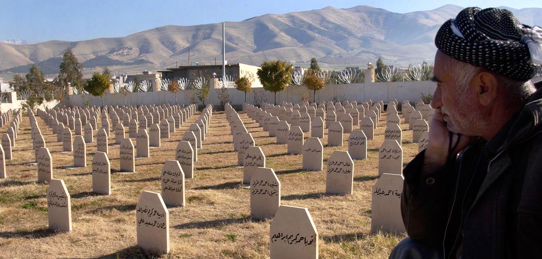 DÖDSGAS Bilden är från kyrkogården i Halabja i Irak, där Saddam Hussein satte in senapsgas mot den egna befolkningen.