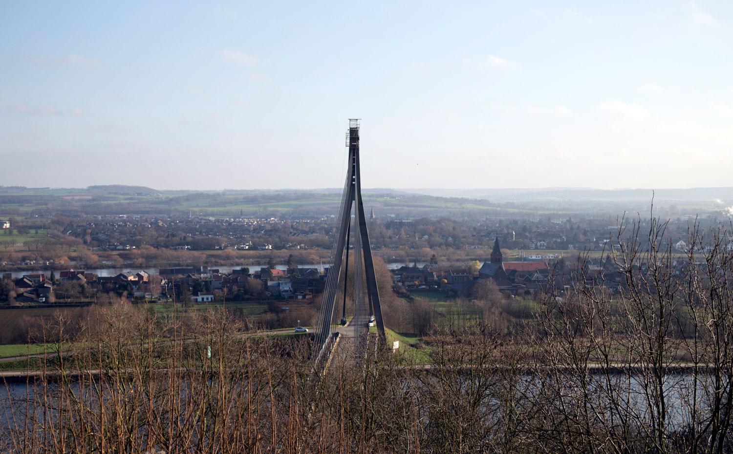 Området ligger vid en halvö, mellan belgiska staden Vìse och Maastricht i Nederländerna.