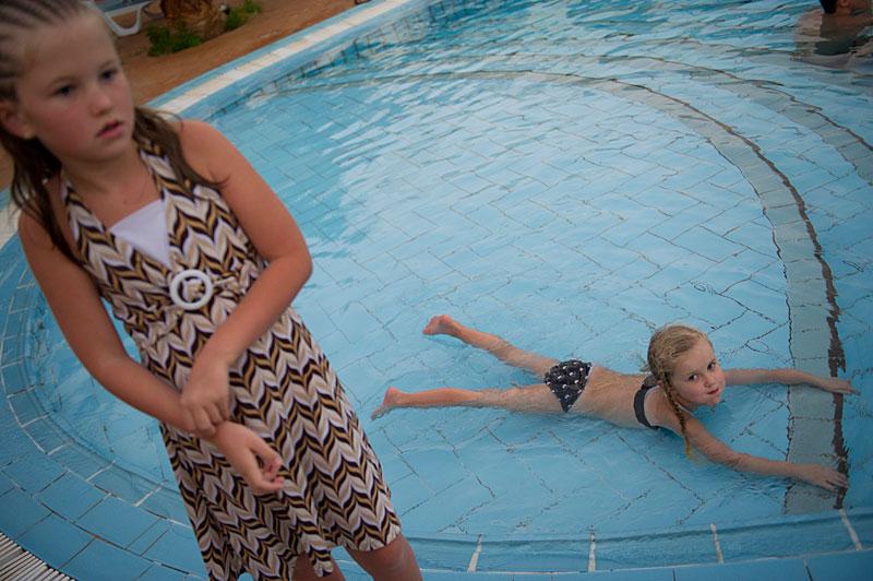 Ett bad i havet – sen var det stopp Maja, 8, och hennes syster Moa har tvingats bada i poolen nästan hela veckan efter hajattackerna. – Det är lite tråkigt, säger hon.