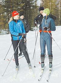Susanna Liljedahl (till höger) fick en lektion inför årets Vasalopp av skidinstruktören Jenny Limby. Med på kursen var även Pontus Söderström och Aftonbladets Malin Husar.