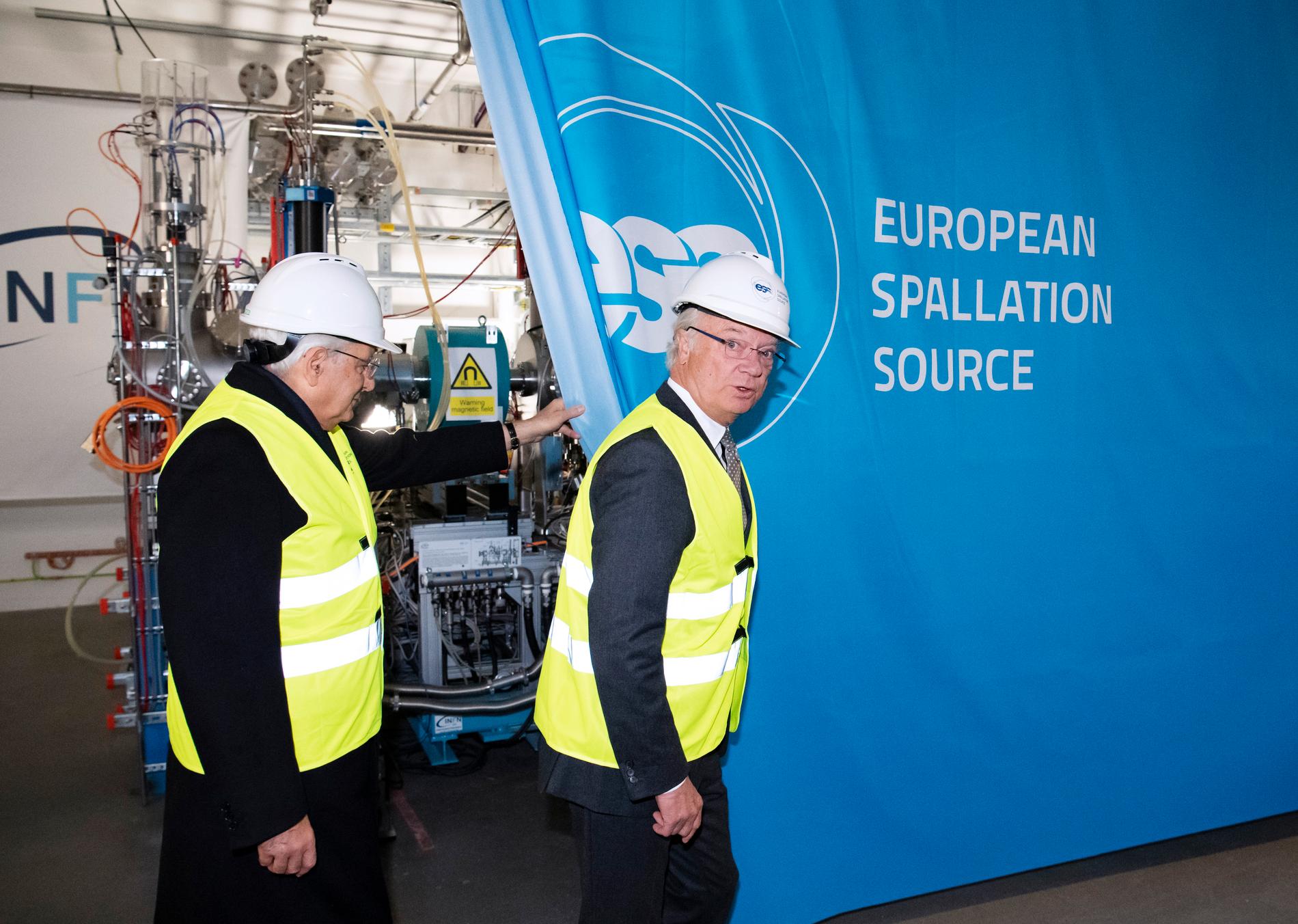 Italiens president Sergio Mattarella och kung Carl Gustaf inviger officiellt den italienskbyggda jonkällan i acceleratortunneln på forskningsanläggningen European Spallation Source (ESS) i Lund.