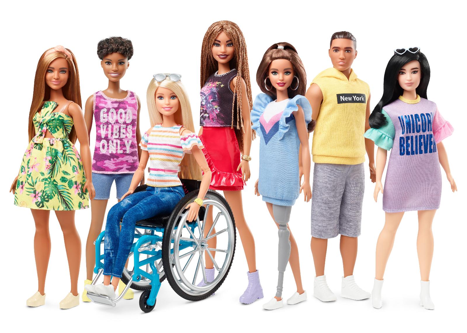 Barbie i ständig förändring. I sommar kommer dockan med benprotest och rullstol efter önskemål till tillverkaren.