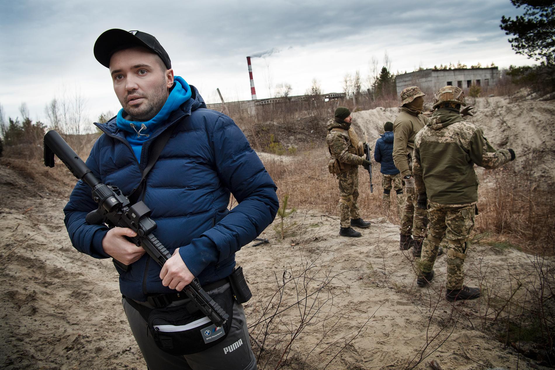 Ukrainaren Vitalij Kavalchuk, 37, är egentligen schampoförsäljare – nu vapentränar han för att kunna försvara för sitt land: ”Rysslands ledare kommer att ta allt från oss om vi inte gör hårt motstånd. Jag har fru och ett elvamånadersbarn att försvara. Då måste jag vara beredd att betala vilket pris som helst”, säger han. 