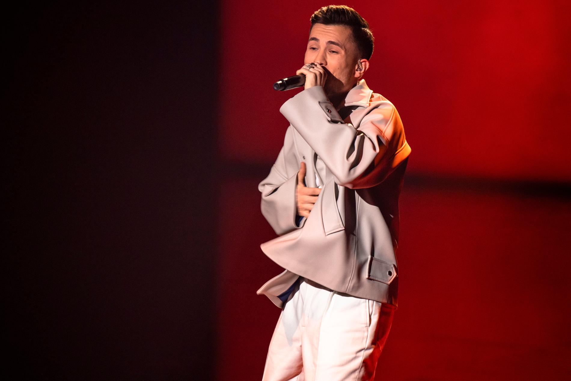 Paul Rey på Melodifestivalens scen under den första deltävlingen där han tog sig vidare till Andra chansen.