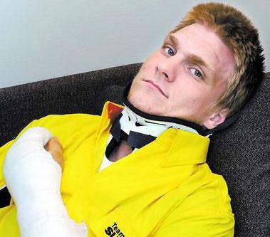Fick hålla sig stilla Efter olyckan beordnades Johan Carlsson att hålla sig stilla. Nu efter två månader har han fått kasta nackkragen och kan börja träna igen. FOTO: CONNY SILLÉN