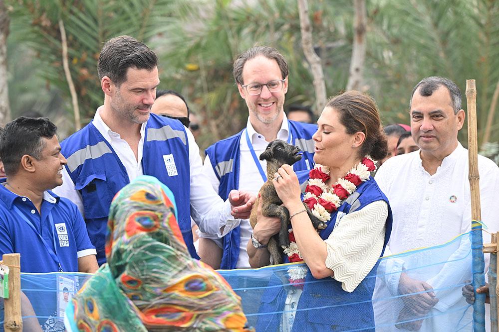 Kronprinsessan Victoria och bistånds- och utrikeshandelsminister Johan Forsell besöker landsbygden i östra Bangladesh. 