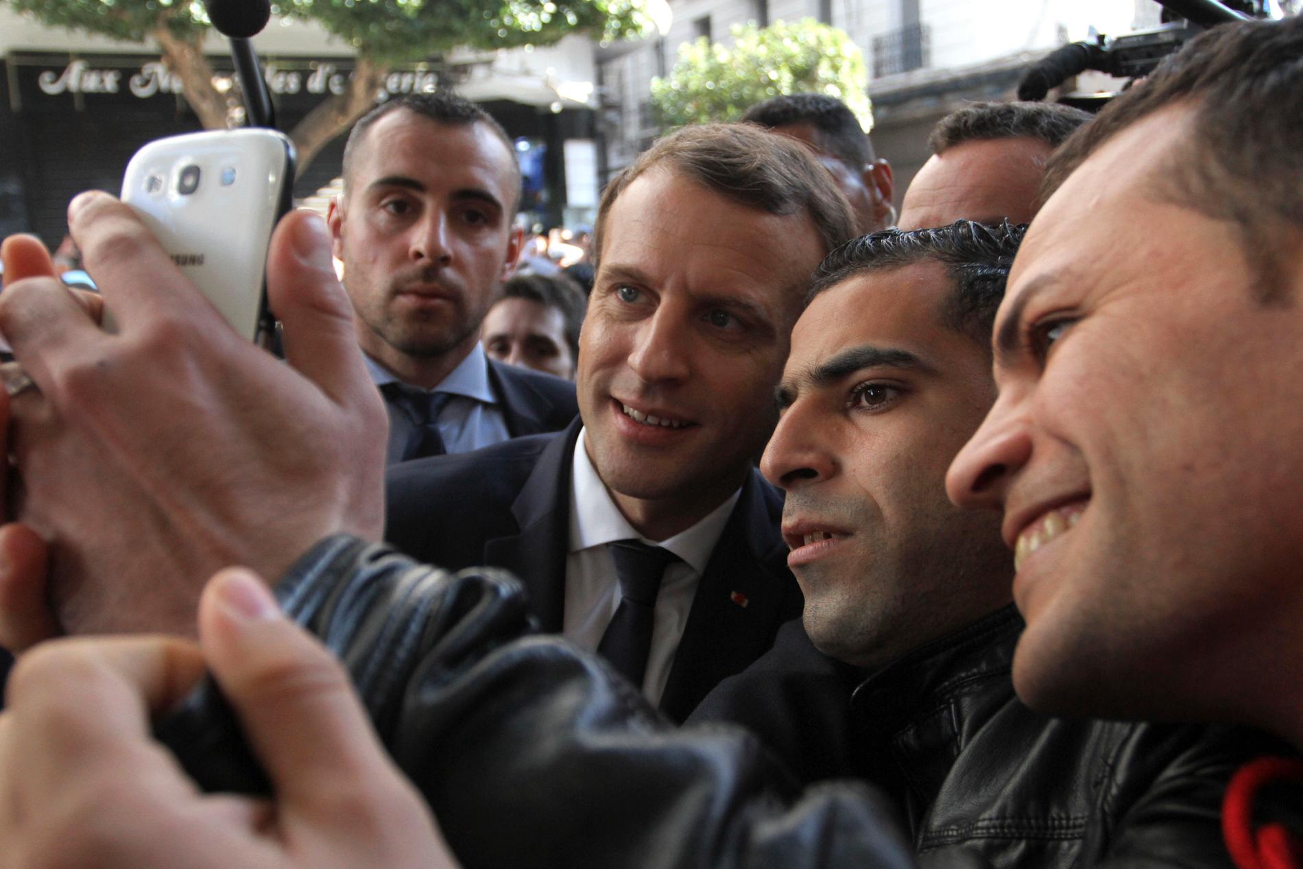 Invånare i Algeriet tar en selfie med den franske presidenten Emmanuel Macron under hans besök i december 2017.
