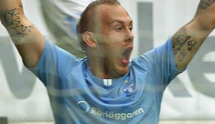 Domaren Martin Hansson vinkade bort Magnus Erikssons gester efter den omdiskuterade straffsituationen i första halvlek mot AIK.