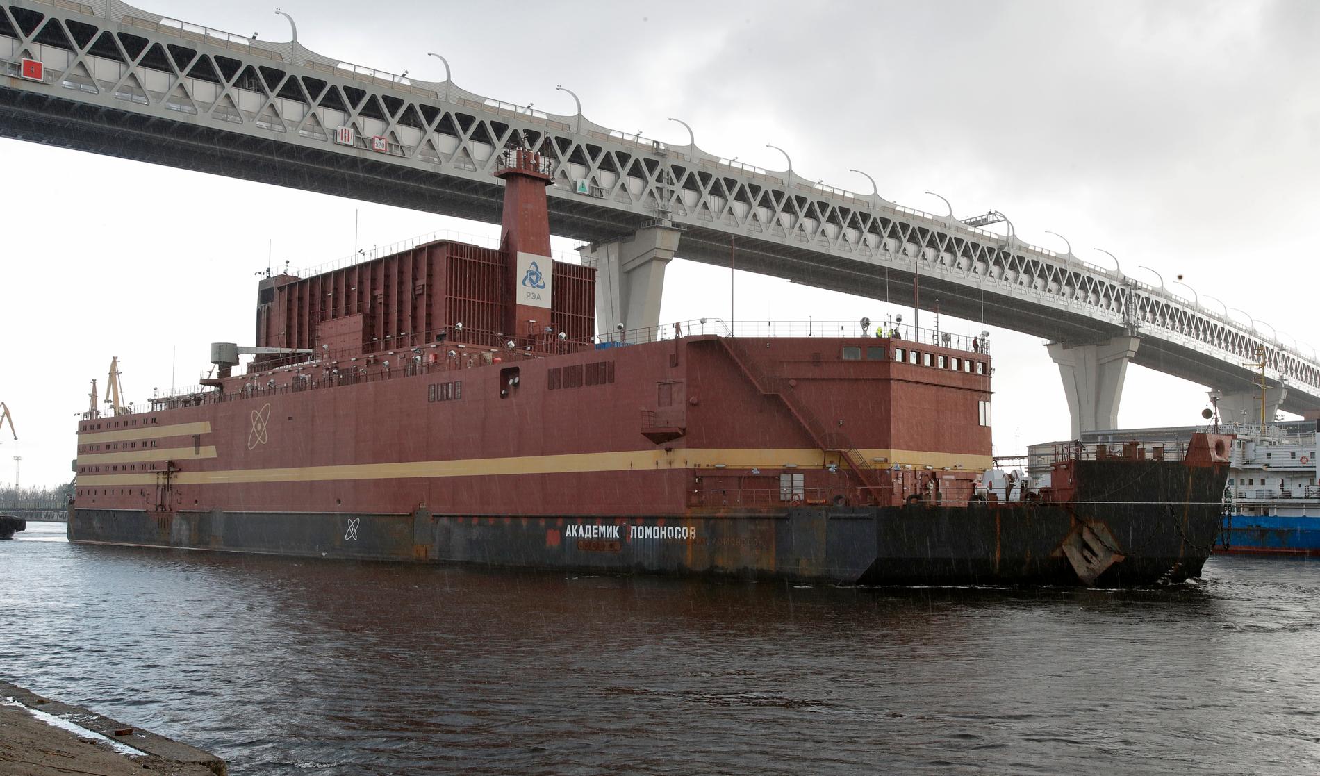 Det flytande kärnkraftverket Akademik Lomonosov lämnade Sankt Petersburg den 28 april och bogseras nu genom Östersjön. Arkivbild.