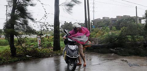blåser nästan bort En tyfon har drabbat Taiwan och är nu på väg mot Kina. En miljon har evakuerats.