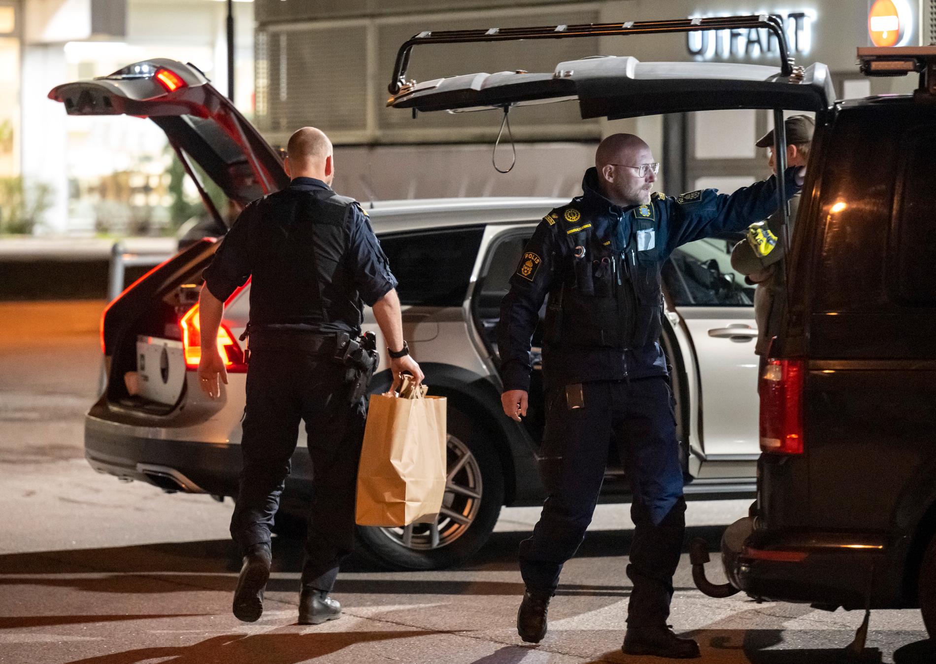 Polis och kriminaltekniker på plats vid parkeringshuset i Malmö. 